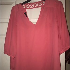 Flowy v neck with detail collar